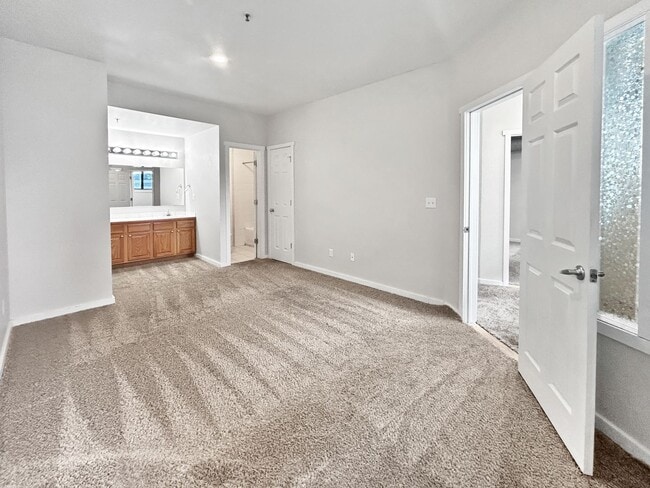 Building Photo - $0 DEPOSIT OPTION. 2 BED 2.5 BATH CONDO AT STUDIO 70 IN DENVER'S GOLDEN TRIANGLE. PARKING INCLUDED!