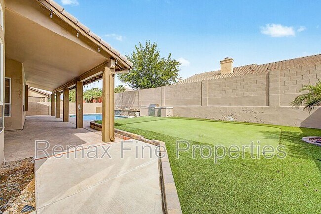 Building Photo - 9118 E Topeka Dr