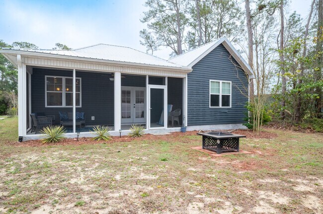 Building Photo - FURNISHED OFF-SEASON MONTHLY RENTAL-STARTING DECEMBER