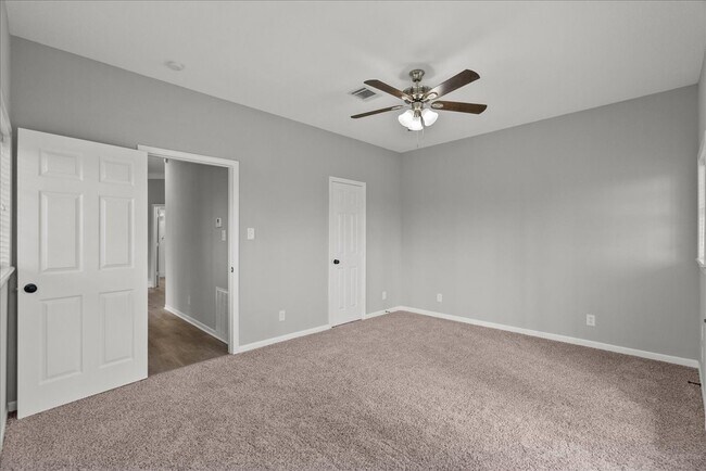 Building Photo - 401 Paradise Dr