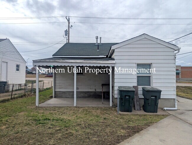 Building Photo - 4 bed 2 bath home