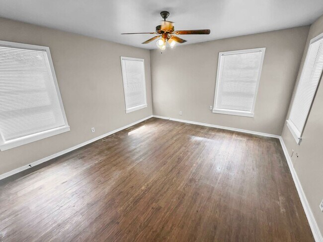 Building Photo - Ridglea West Home with Hardwood Floors & F...