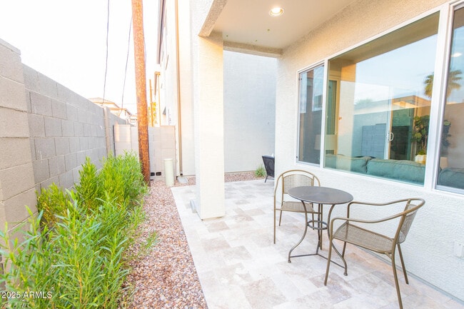 Building Photo - 3717 E Flower St