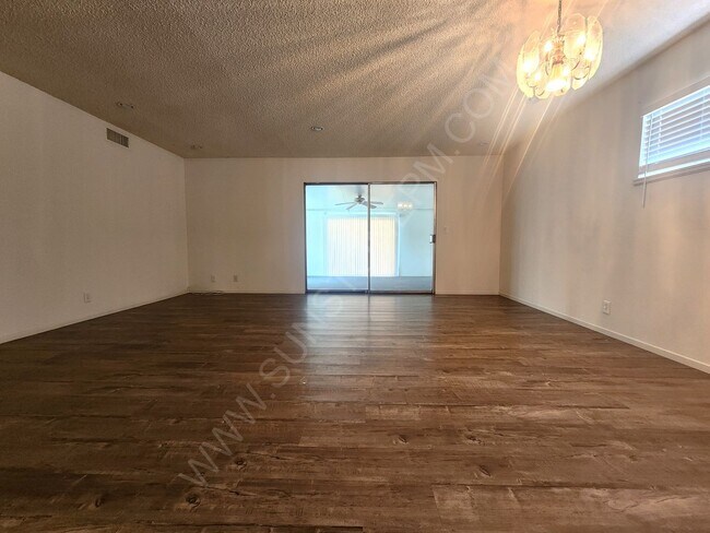 Building Photo - 3 bedroom, 2 bathroom