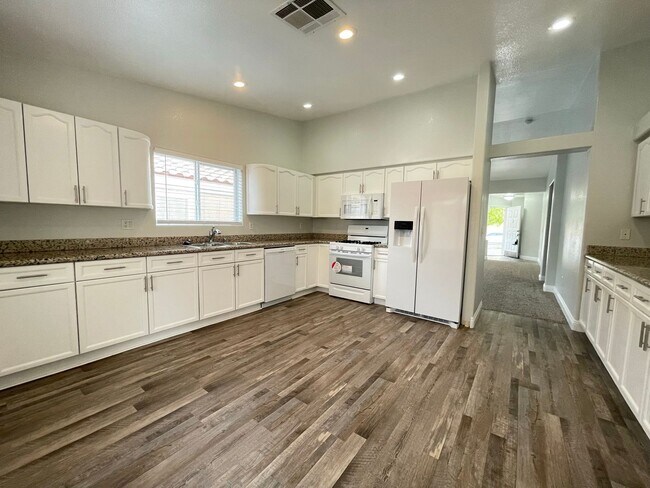 Building Photo - Charming Single-Story Home with 3-Car Gara...