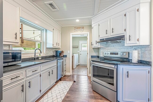 Building Photo - 7617 Glenwood Dr