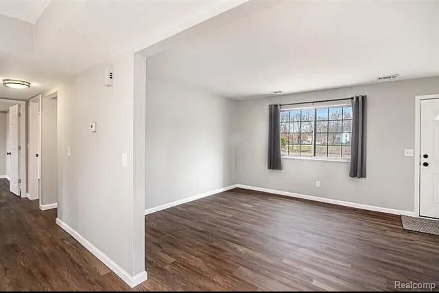 Building Photo - 415 Railroad St