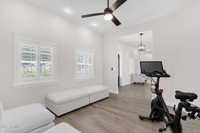 Building Photo - 856 W Quail Cir