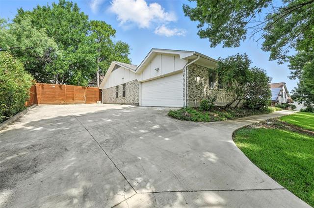 Building Photo - 4213 Village Green Dr