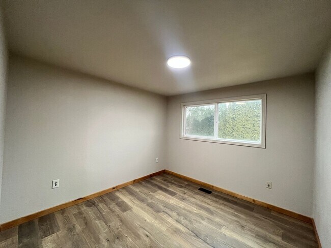 Building Photo - Country Living Close to Town!