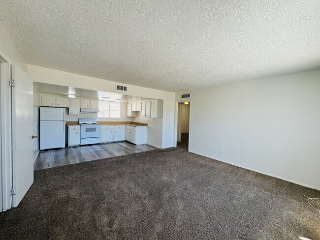 Building Photo - Conveniently Located Downstairs 2 bed, 1 b...
