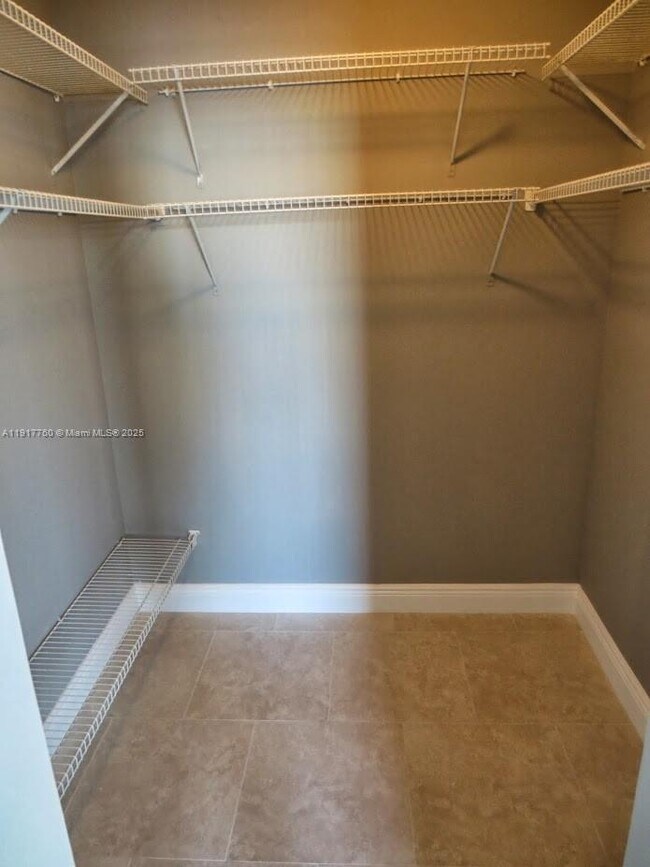 Building Photo - 115 Lake Emerald Dr