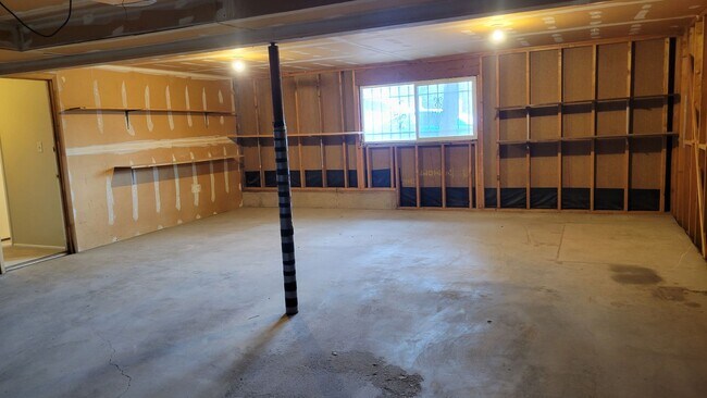 Building Photo - 4 Bed 2.5 Bath with A/C - Available Now!