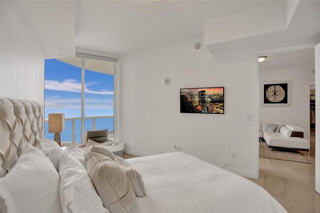 Building Photo - 15901 Collins Ave