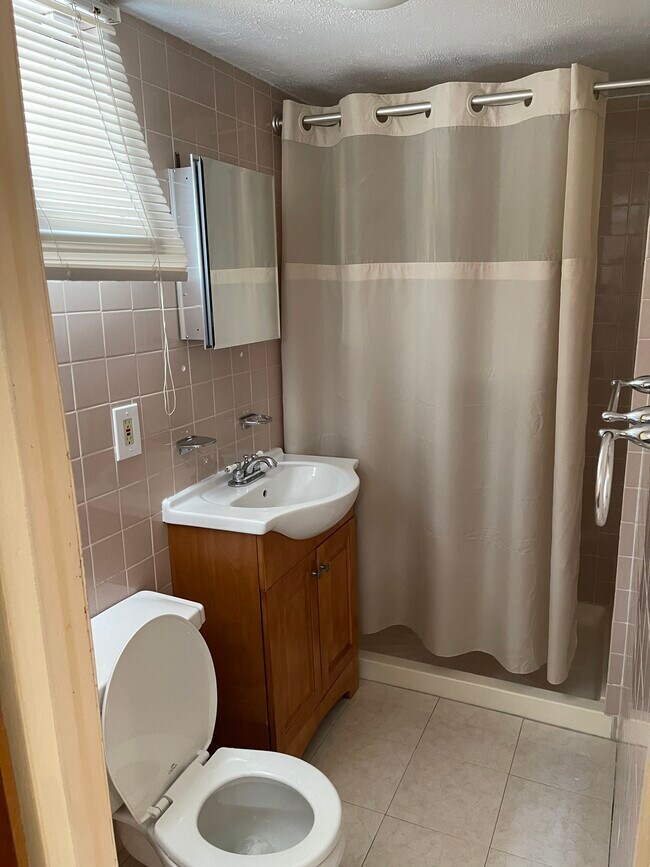 Building Photo - 17 Bronxville Ln