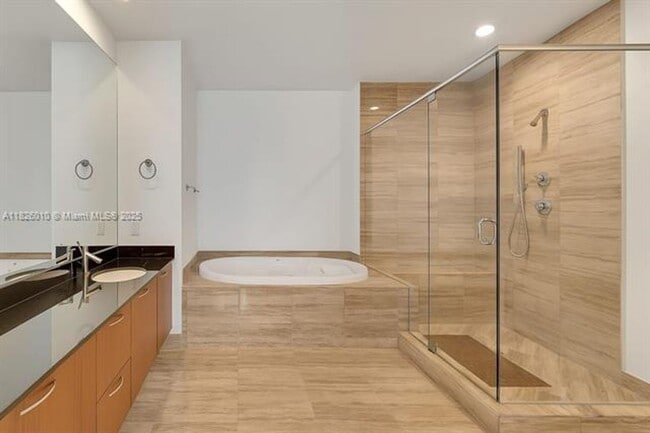 Building Photo - 15811 Collins Ave