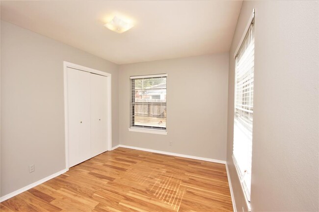 Building Photo - 3202 Barton View Dr