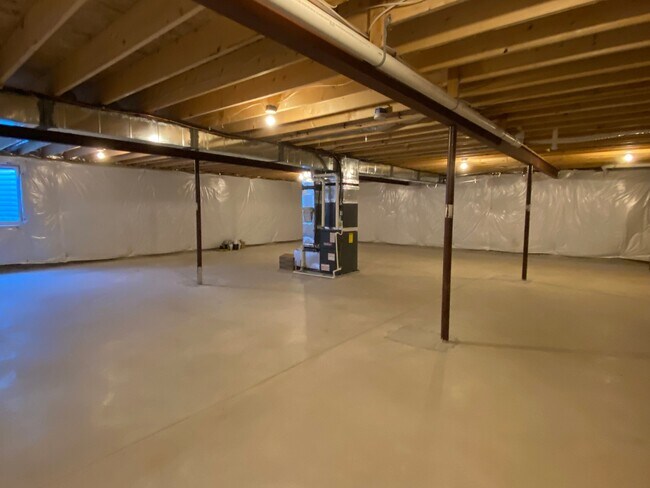 Building Photo - 7451 Pinwheel Dr