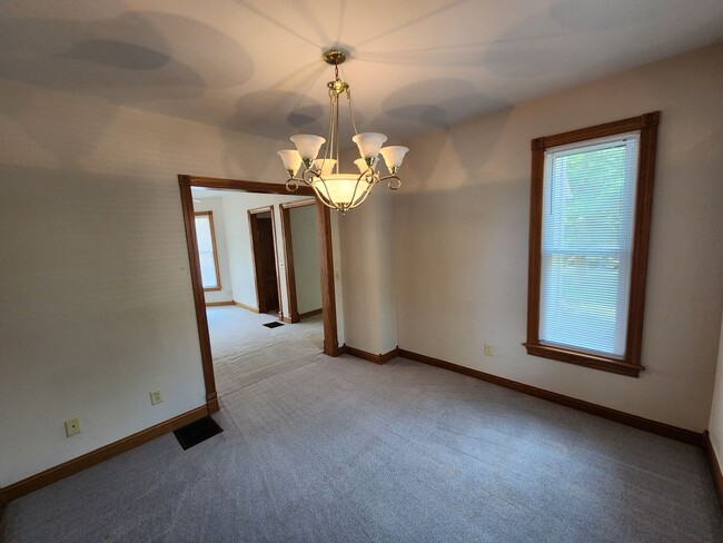 Building Photo - Single Family 3 bedroom 1.5 bath in Moline