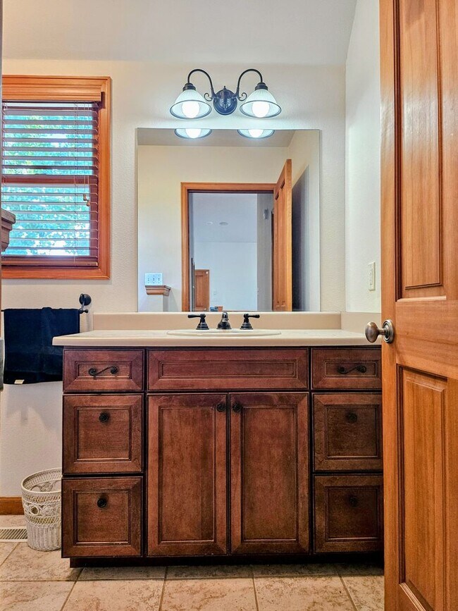 Building Photo - ALL PROSPECTIVE TENANTS MUST SUBMIT A $58 ...