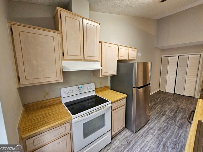 Building Photo - 108 E Lakemont Dr