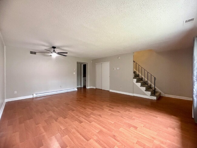 Building Photo - Charming 3-Bedroom Townhome with Fenced Yard***Open House Sunday Jan 11th - 1pm to 3pm!***