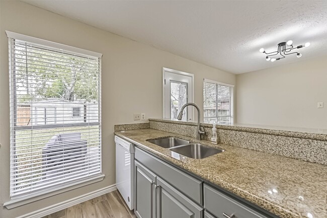 Building Photo - 2512 Ironclad Dr