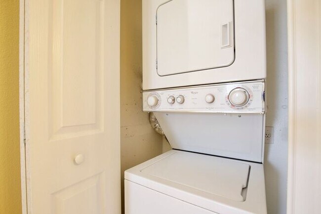 Building Photo - Charming 1/1 Spacious Condo Located in the Desirable Baldwin Park - Orlando!