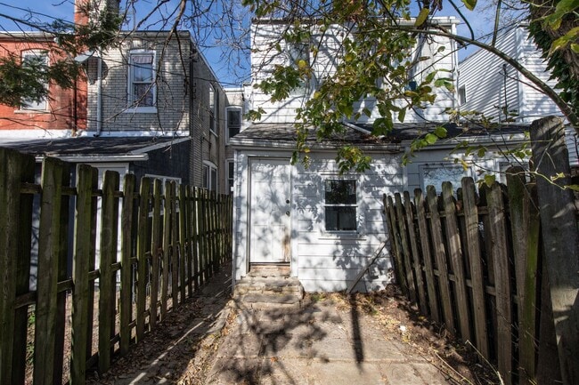 Building Photo - 1542 Warren St