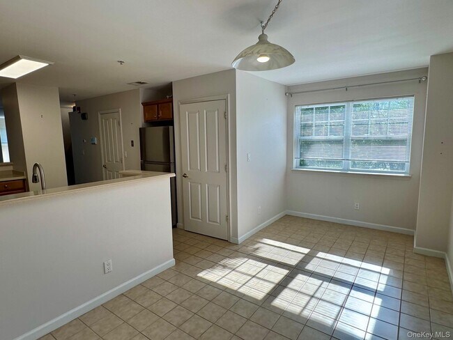 Building Photo - 25 Fairways Dr