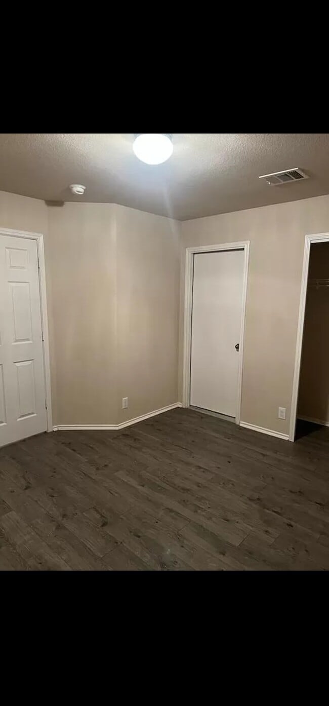Building Photo - 617 Rolling Oak Dr