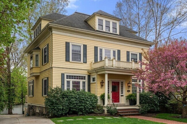 Building Photo - 204 Homer St