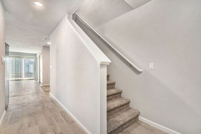 Building Photo - 6204 Aurelius Rd