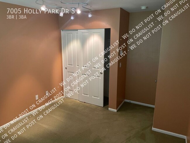 Building Photo - Beacon Hill 3 bed 2.5 bath Townhouse