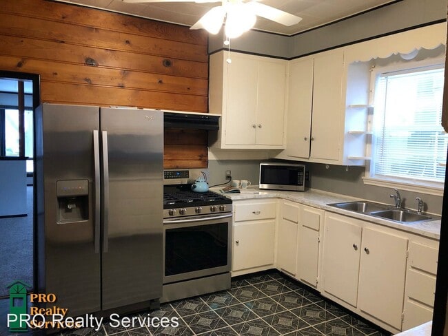 Primary Photo - 2 br, 1 bath House - 727 Geranium Ave E
