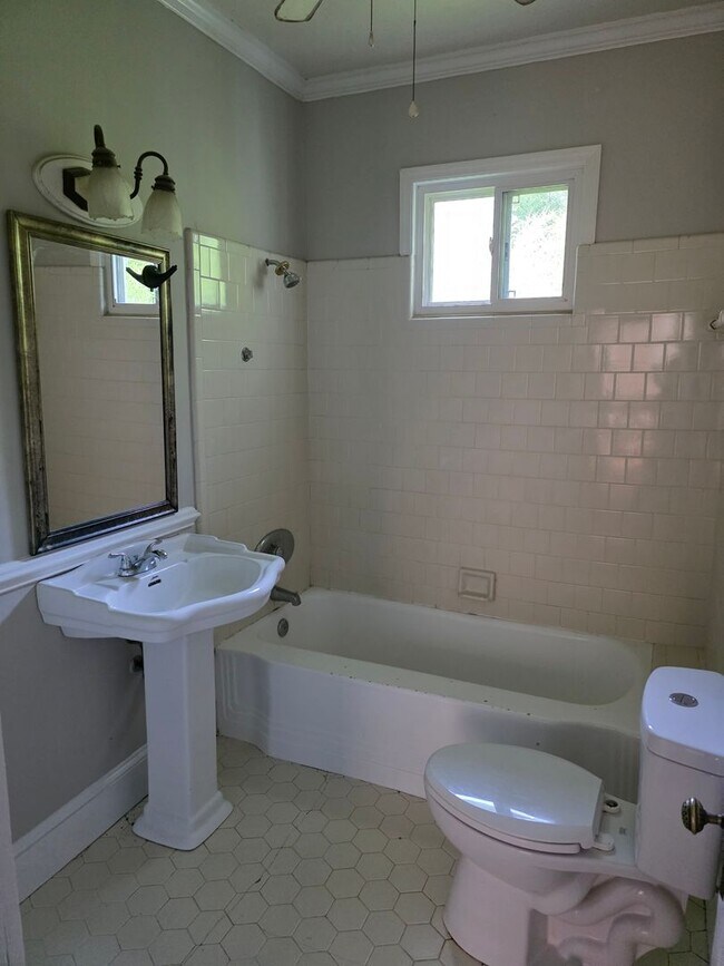Building Photo - 2BR/2BA Cottage