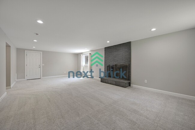 Building Photo - 4 Bed and 2 Bath Remodeled Single-family House Available!