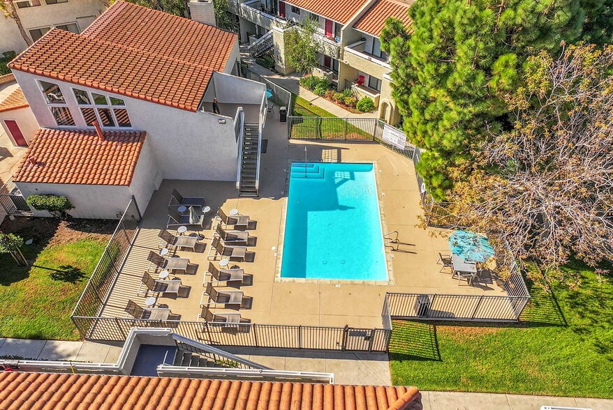 Building Photo - Camarillo Oaks