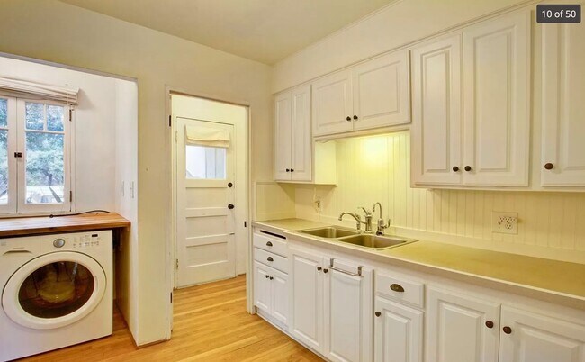 Building Photo - Charming 3 bed / 2 bath Home Across from Oak Park!