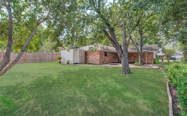 Building Photo - 1806 Cypress Dr