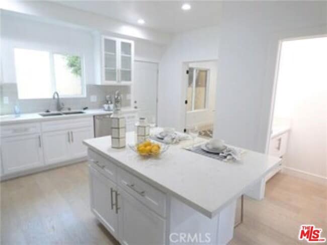 Building Photo - 1136 Queen Anne Pl