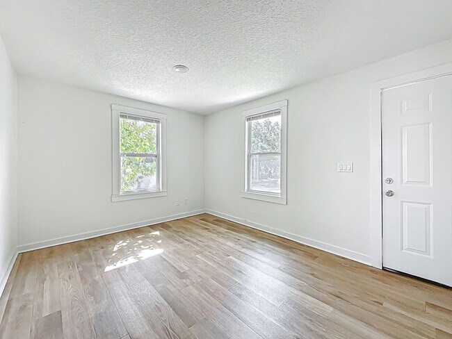 Building Photo - 844 Tyler St
