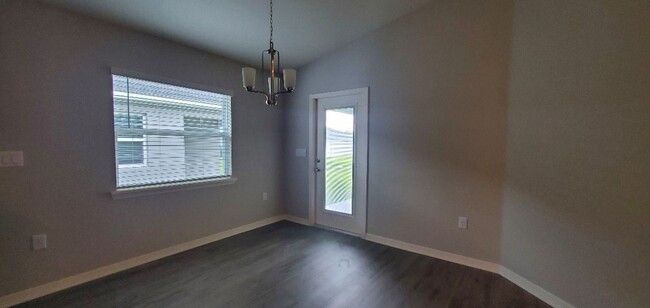 Building Photo - Like New!! 4-Bedroom, 2-Bathroom in Lakeland