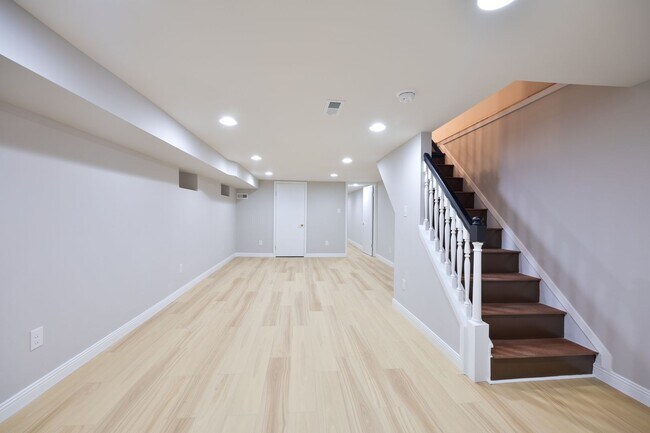 Building Photo - 5544 N Lawrence St