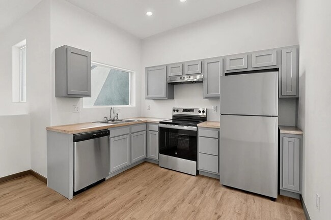 Building Photo - 9368 Valley View Dr NW