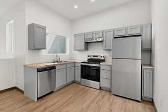 Building Photo - 9368 Valley View Dr NW