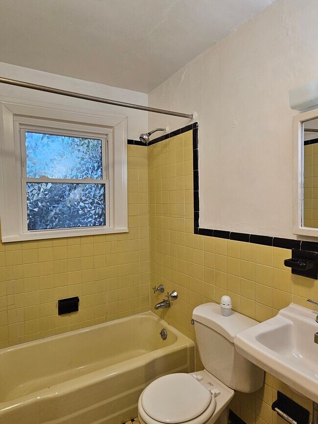 Building Photo - 348 Virginian Dr unit A