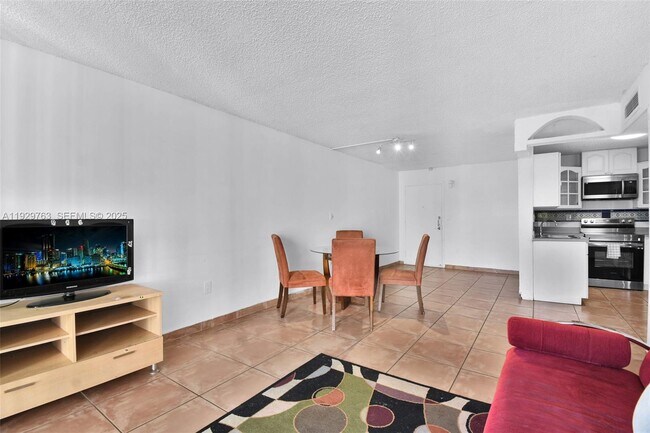 Building Photo - 9682 Fontainebleau Blvd