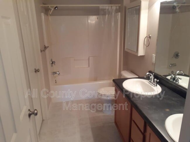 Building Photo - 1912 River Creek Ct