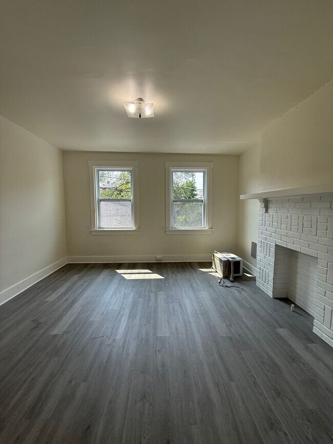 Building Photo - Charming 2-Bedroom Townhome in Lincoln-Lar...